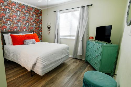 卡罗来纳比奇Portabella Paradise的一间卧室配有一张床和一个绿色梳妆台