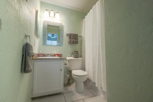 卡罗来纳比奇Portabella Paradise的一间带卫生间、水槽和镜子的浴室