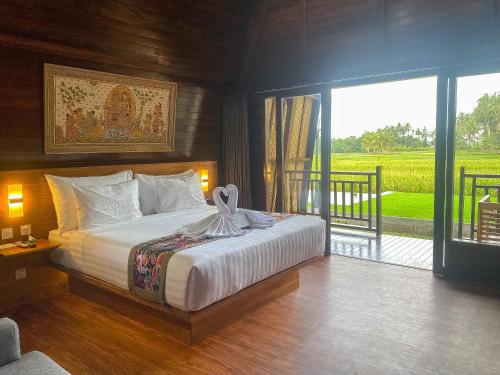 乌布Adil Villa & Resort的一间卧室设有一张床和一个美景阳台