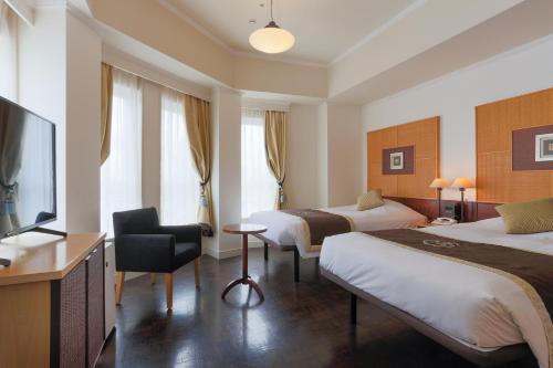 东京银座蒙特利酒店的酒店客房设有两张床和一台平面电视。