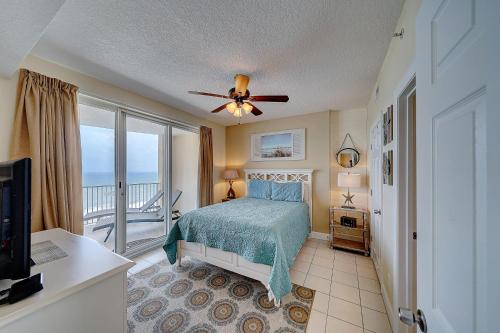 巴拿马城海滩Ocean Villa 1104的一间卧室配有一张床和吊扇