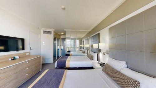 黄金海岸Cosy Studio with Stunning Ocean Views DUPLICATE的酒店客房设有两张床和一台平面电视。