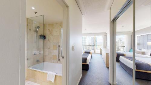 黄金海岸Cosy Studio with Stunning Ocean Views DUPLICATE的一间客房内带浴缸和淋浴的浴室
