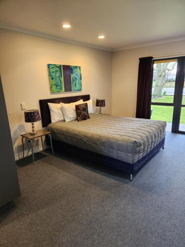 格雷敦橡树村汽车旅馆的一间卧室设有一张大床和一个窗户。