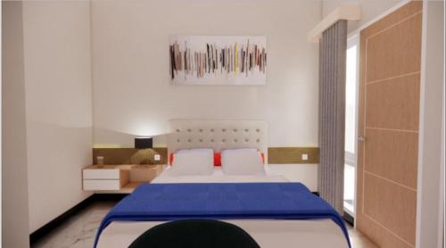 DemanganSumarsi Homestay Mitra RedDoorz的一间卧室配有一张带蓝色毯子的大床