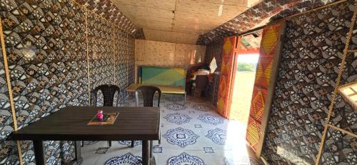 DholoviraRoad to Haven chandani的一间带桌椅的房间和一间带桌子和墙壁的房间