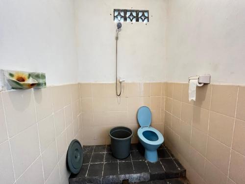 KuripanAlan's Homestay的浴室设有蓝色的卫生间和垃圾桶
