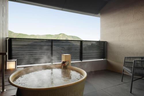 箱根Laforet Hakone Gora Yunosumika的客房设有带大浴缸的大窗户。