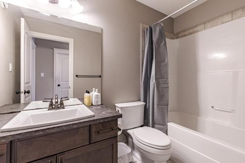埃德蒙顿Lux-Rooms in Allard Edmonton的一间带水槽、卫生间和淋浴的浴室