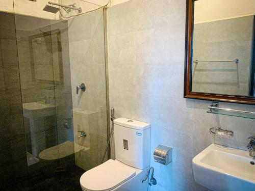 康提莎伦酒店的浴室配有卫生间、淋浴和盥洗盆。