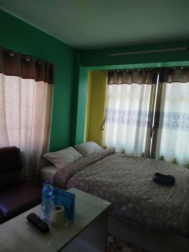 GodāvariGodawari villa guest house的一间卧室配有一张床、一张沙发和一张桌子