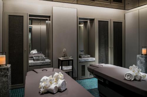 王子岛群Princes' Palace Resort, Buyukada的浴室设有2个水槽和镜子