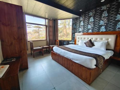 西姆拉Shimla Royale - Mountain Zest的一间卧室,卧室内配有一张大床