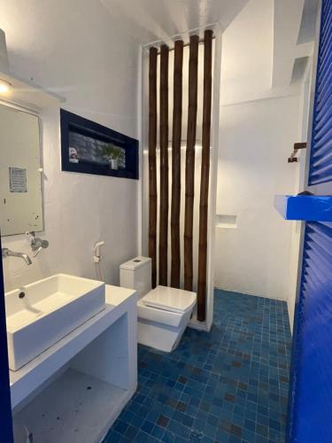 BolinaoChalaroste Place by SMS Hospitality的浴室配有白色水槽和卫生间。