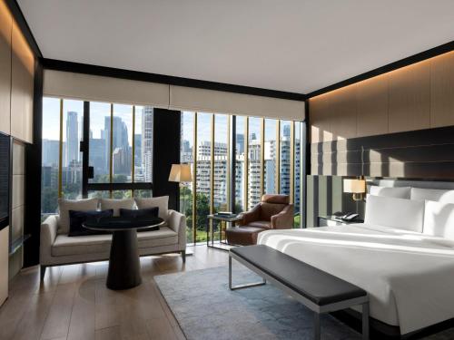 新加坡InterContinental Singapore Robertson Quay, an IHG Hotel的酒店客房设有一张床和一个大窗户