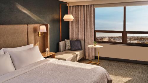 纳什维尔Holiday Inn Nashville Airport, an IHG Hotel的酒店客房设有床、沙发和窗户。