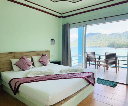 涛岛海景度假木屋的一间卧室设有一张床,享有海景
