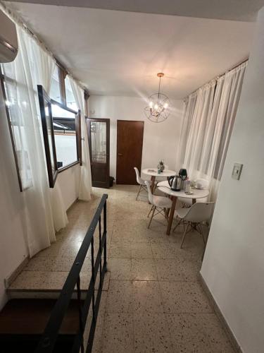萨尔塔Hostal Vicente的走廊设有桌子和用餐室