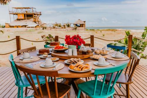 阿廷斯Vila Vento的海滩上带食物的桌子