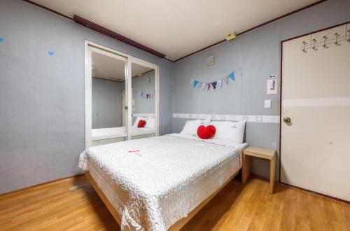 丽水市J Motel的一间卧室配有一张红色枕头的床