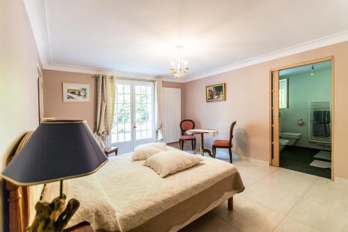圣让-德吕兹Golfetmer的卧室配有一张床和一张桌子及椅子