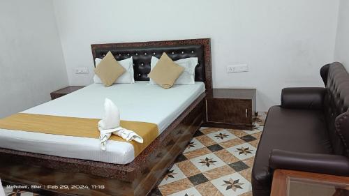 MadhubaniHotel king palace madhubani的一间卧室,配有一张带鸟床头板的床