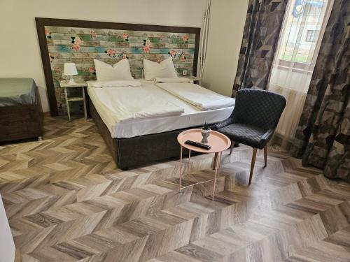 大特尔诺沃Priyateli - Friends的一间卧室配有一张床、一把椅子和一张桌子