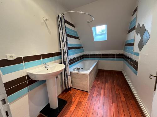 奥登河畔的布雷特维尔Superbe Maison de maître 10 chambres 300 m2 Caen的浴室配有盥洗盆和浴缸。