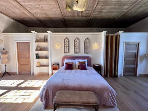 MerventCHATEAU DE LA CITARDIERE的一间卧室设有一张大床和木制天花板