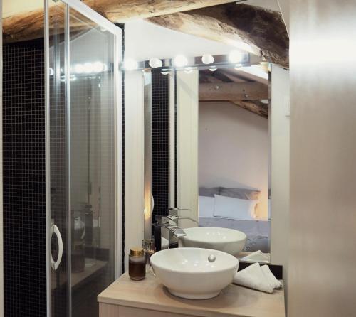 马西亚克la Ferme de Vazerat的一间带水槽和镜子的浴室