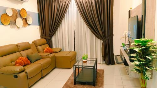 古来Kulai d'putra suites beside ioiMall near Airport and JPO的客厅配有沙发和桌子