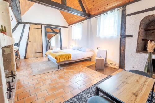 阿姆博斯Le Charme Authentique d'Amboise的一间带一张床的卧室,位于带木制天花板的房间内