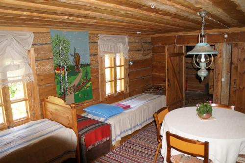 Tammese安妮休闲农场农家乐的一间卧室配有两张床和一张桌子。