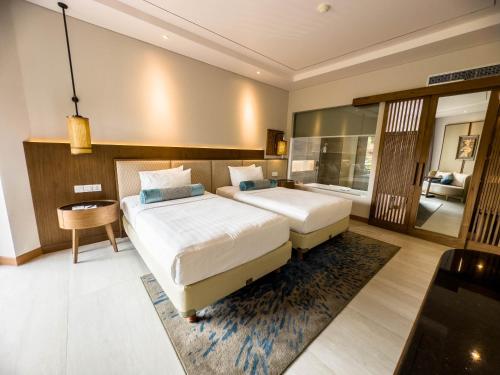 努沙杜瓦巴厘岛美乐滋度假酒店的酒店客房带两张床和一间浴室