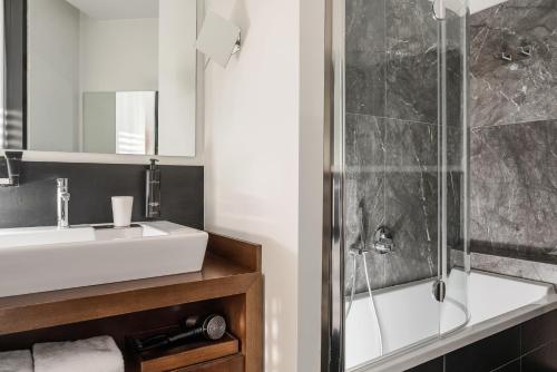 圣马力诺Welcome Hotel的一间带水槽和淋浴的浴室