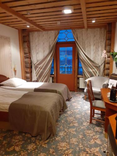 海尔迈电力公园酒店的一间卧室设有两张床、一把椅子和一个窗户。