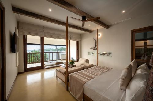 迪克韦勒迪克维拉温泉度假村的一间卧室配有一张床和一张沙发,并设有一个阳台
