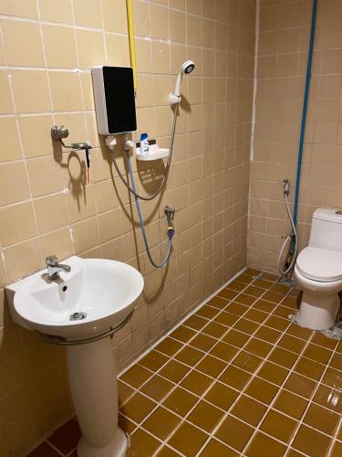 苏梅岛Premium Party Hostel的一间带水槽和卫生间的浴室