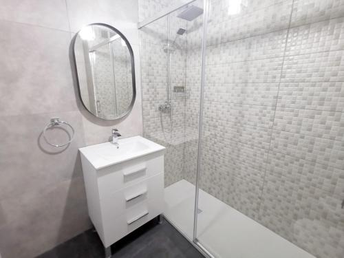 马斯帕洛马斯Bayuca 107 Yumbo Center By Pride Holiday Rentals的白色的浴室设有水槽和淋浴。