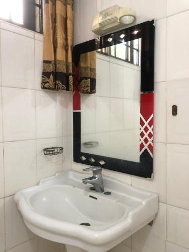 达累斯萨拉姆Jambo hostel tz的浴室设有白色水槽和镜子