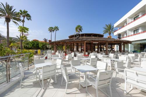 美洲海滩Alexandre Hotel La Siesta的庭院里摆放着一组白色的桌椅