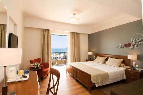 拉加纳斯地中海海滩度假酒店的酒店客房设有一张床和一个阳台。
