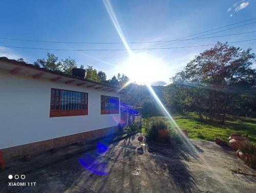 拉基拉Buenavista, espacio natural的房屋上阳光灿烂的景色