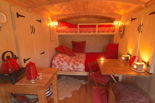 RydalTarn Hut的小房间设有一张床和一张桌子