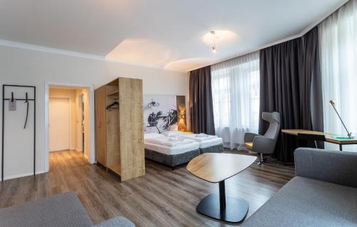 维也纳Hotel Westbahn的酒店客房配有一张床铺和一张桌子。