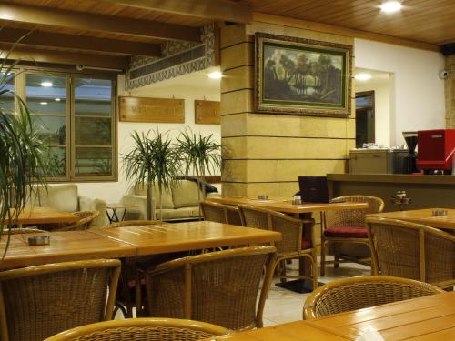 贝鲁特维西尼套房公寓式酒店的一间空餐厅,配有木桌和椅子