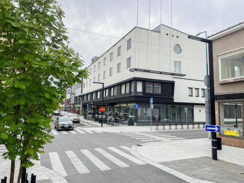 卡亚尼Original Sokos Hotel Valjus Kajaani的街道上有建筑和汽车的城市街道
