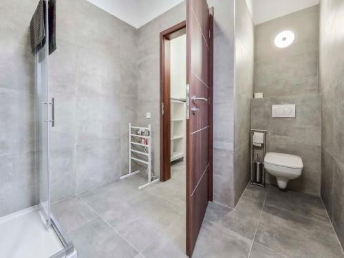 特勒克巴林特PP Home的一间带卫生间和步入式淋浴间的浴室