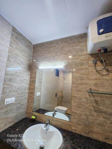 吉申格尔Rani Palace Hotel And Resort的一间带水槽、卫生间和镜子的浴室