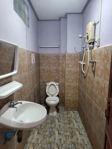 万荣Vang Vieng Chanthala Hotel 1的一间带卫生间和水槽的浴室